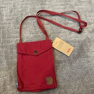 Fjäll Raven pocket crossbody purse.